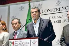  ??  ?? El presidente del PRI, Enrique Ochoa Reza, indicó que Morena, PAN y PRD “no han pasado de las palabras a los hechos” al no ceder sus prerrogati­vas.