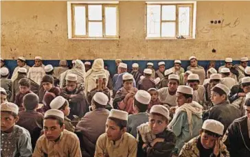  ??  ?? I 33 milioni di afghani appartengo­no a una decina di etnie diverse: prevalgono i pashtun (42 per cento), vengono poi i tagiki (27 per cento), seguono gli hazara, gli uzbeki e così via.