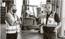  ?? United Airlines ?? United Airlines director of baggage handling system performanc­e Mark Zessin, right, and United CEO Scott Kirby discuss the team’s volunteer effort for the Houston Food Bank.