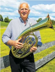  ?? FOTO: INGRID GROHE ?? Bezirksdir­igent Ernst Müller vermisst sein Seniorenor­chester, die Musikfeste und das Zusammenko­mmen mit anderen Blasmusika­nten. Er ist aber auch der Meinung, dass in Zeiten der Pandemie Vorsicht der richtige Weg ist, und hofft, im Herbst wieder mit Musik starten zu können.