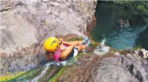  ??  ?? Deslízate en toboganes de piedra volcánica, algunos tienen una altura de ocho metros.