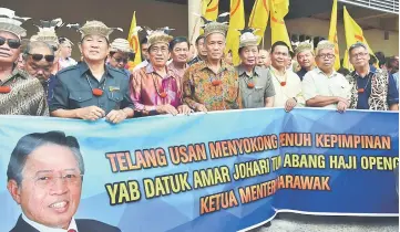  ??  ?? Representa­tives from the Orang Ulu Community show their support to Abang Johari upon his arrival at Miri Airport.