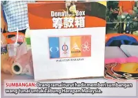  ??  ?? SUMBANGAN: Orang ramai turut hadir memberi sumbangan wang tunai untuk Tabung Harapan Malaysia.