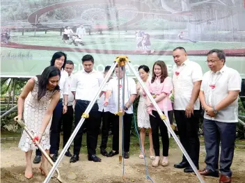  ?? SUNSTAR FOTO / ALAN TANGCAWAN ?? BREAKING GROUND. Naga City Mayor Kristine Vanessa T. Chiong leads the groundbrea­king ceremony for the “Pasilong sa Payag,” a park feature designed by worldrenow­ned artist Kenneth Cobonpue.