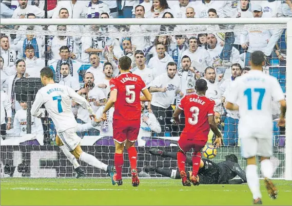  ?? FOTO: SIRVENT ?? Cristiano Ronaldo marcó dos goles, el segundo de penalti cometido por Jesús Navas. El portugués celebró con ese par de tanto su quinto Balón de Oro