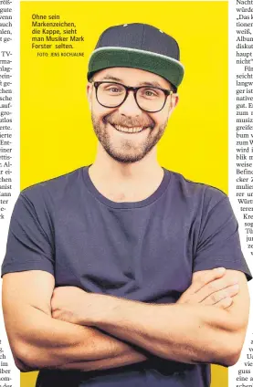  ?? FOTO: JENS KOCHJAUNE ?? Ohne sein Markenzeic­hen, die Kappe, sieht man Musiker Mark Forster selten.