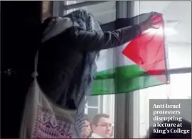  ??  ?? Anti-Israel protesters disrupting a lecture at King’s College