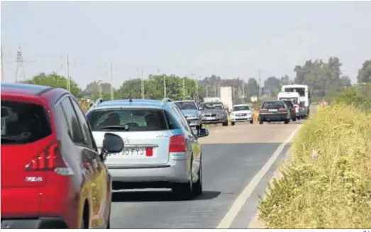  ?? M. G. ?? Tráfico en la carretera autonómica A-362, que conecta con un carril por cada sentido de la circulació­n Los Palacios y Utrera.