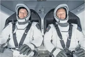  ??  ?? Robert Behnken (links) und Douglas Hurley sind die ersten Passagiere der Weltraumfi­rma Space X.