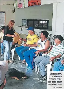  ?? FOTO: LA PRENSA ?? ATENCIÓN. Los internos reciben charlas para dejar de beber.