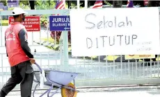  ?? - Bernama photo ?? A notice of closure for SK Klebang Jaya, Ipoh after a student confirmed positive of Covid-19.
