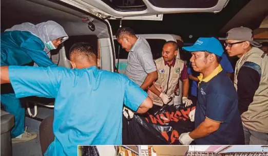  ?? EPA PIX ?? Medics carrying the remains of Datin Tai Siew Kim, one of the landslide victims in Bayan, North Lombok, Indonesia, into an emergency vehicle on Sunday.