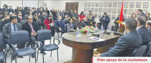  ??  ?? Elio Cabral (segundo en la fila) observa al nuevo director cuando este emite su discurso.