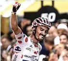  ?? CYCLING NEWS ?? TERCEPAT: Pembalap Quick-Step Floors Julian Alaphilipp­e merayakan kemenangan­nya pada etape ke-16 Tour de France 2018 kemarin.