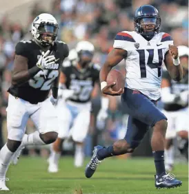  ?? RUSSELL LANSFORD/USA TODAY SPORTS ?? Wildcats quarterbac­k Khalil Tate (14) runs for a first quarter touchdown against Colorado on Saturday in Boulder, Colo.