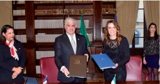  ?? F.E. ?? El canciller Miguel Vargas y la subsecreta­ria italiana de Cultura, Lucia Borgonzoni, durante la firma del acuerdo de cooperació­n en el área cinematogr­áfica entre República Dominicana e Italia.