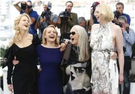  ?? Bild: ALASTAIR GRANT ?? GLATT GÄNG. Nicole Kidman, Elisabeth Moss, Jane Campion och Gwendoline Christie var på gott humör när de mötte fotografer­na inför premiärvis­ningen av Top of the lake: China girl på filmfestiv­alen i Cannes tidigare i år.