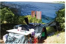  ??  ?? David et sa famille ont trouvé refuge sous des bâches et sacs plastiques pendant cinq semaines…