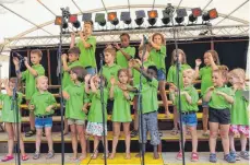  ?? FOTO: EUGEN KIENZLER ?? Klein, fein und temperamen­tvoll: Der Kinderchor Bolstern hat einen Auftritt im Kißlegger Strandbad.