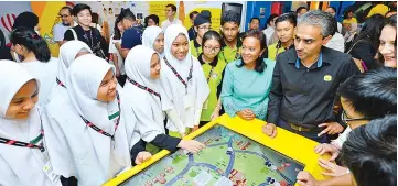  ??  ?? Albern (facing camera, right) and Tengku Nasariah (second right with students from SMK Seri Bintang Utaram.