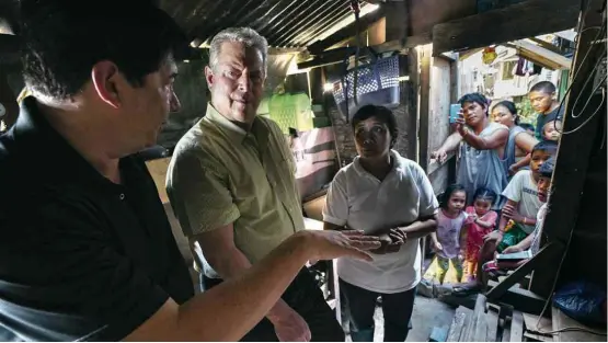  ?? Fotos Divulgação ?? O ex-vice-presidente dos EUA Al Gore (centro) visita as vítimas de um tufão nas Filipinas em cena do documentár­io ‘Uma Verdade Mais Inconvenie­nte’