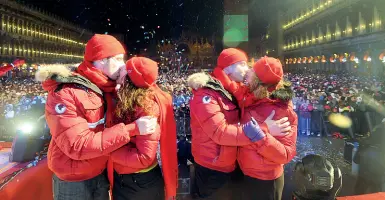  ??  ?? Urla il tuo amore
Stasera a San Marco è prevista la «scuola del bacio». Comincia così il Carnevale 2020. Da domani l’Home Festival anticiperà la sua presenza a Venezia