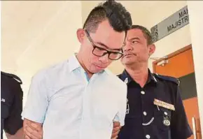  ?? PIC BY FAIZ ANUAR ?? Accused Teoh Thiam Lim at the Klang magistrate’s court yesterday.