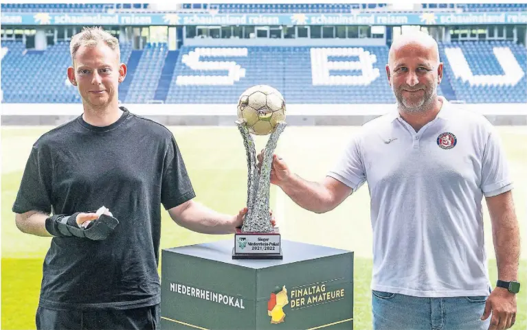  ?? FOTOS. HEINZ SPÜTZ ?? Die beiden Trainer gehen schon einmal auf Tuchfühlun­g mit dem Niederrhei­npokal: Steffen Weiß (SV Straelen) und Björn Mehnert (Wuppertale­r SV).