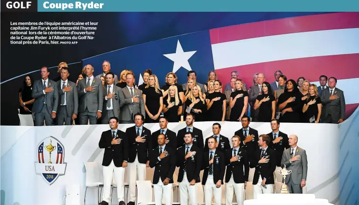  ??  ?? Les membres de l’équipe américaine et leur capitaine Jim Furyk ont interprété l’hymne national lors de la cérémonie d’ouverture de la Coupe Ryder à l’Albatros du Golf National près de Paris, hier. PHOTO AFP