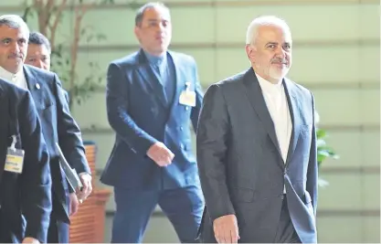  ??  ?? El ministro de Relaciones Exteriores Mohamad Javad Zarif (d) ratificó lo ya dicho por los mandos militares iraníes: que el análisis estratégic­o descarta que se vaya a una guerra en estos momentos, en medio de la tensión política con EE.UU.