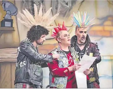  ?? GERMÁN MESA ?? Miguel Moreno, Chicho y Figue sobre las tablas del Falla con ‘Punk y circo, la lucha continúa’.
