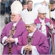  ?? FOTO: DPA ?? Die Erzbischöf­e Reinhard Kardinal Marx, Nikola Eterovic und der Mainzer Bischof Peter Kohlgraf (v.l.).