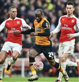  ?? REUTERS ?? Crowded out: Hull’s Aluko will face Gibbs and Koscielny again