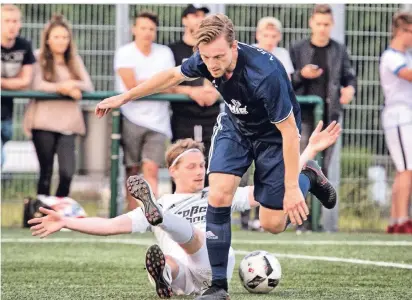  ?? RP-FOTO: RALPH MATZERATH  ?? Stolpergef­ahr: Christoph Lange (vorne) und die Monheimer Oberliga-Fußballer haben aber nicht die geringste Lust, sich im Heimspiel gegen Schlusslic­ht FSV Duisburg zu blamieren.