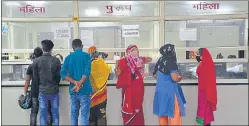  ?? DEEPAK GUPTA/HT PHOTO ?? People queue up at the counters at Balrampur Hospital after OPD services resumed in Lucknow on Friday.