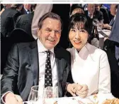  ??  ?? Gerd Schröder zeigte sich kürzlich mit seiner künftigen fünften Frau Soyeon Kim