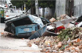  ??  ?? ALFREDO ESTRELLA | AFP Terramoto provocou danos materiais em muitas cidades além de deslizamen­to de terras