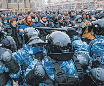  ?? FOTO: ALEXANDER ZEMLIANICH­ENKO/DPA ?? Polizisten in Schutzklei­dung blockieren Demonstran­ten in Moskau den Weg bei einem Protest gegen die Inhaftieru­ng des Kremlkriti­kers Nawalny.
