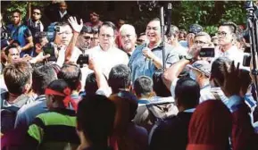  ?? PIC BY RAMDZAN MASIAM ?? Bukit Bendera Umno division chief Datuk Ahmad Ismail (with mic) announcing the good news to residents of Kampung Mutiara in Batu Ferringhi yesterday.