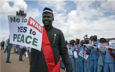  ?? Foto: tt/AP/Bullen Chol ?? Sydsudanes­er håller upp skyltar med ett fredsbudsk­ap.