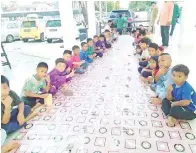  ??  ?? (gambar kanan) SEBAHAGIAN kanak-kanak lelaki warga Tanjung Aru yang turut memeriahka­n program berkenaan.