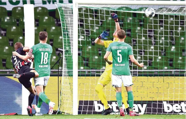  ?? Reuters ?? ↑
Frankfurt’s Austrian midfielder Stefan Ilsanker (left) scores a goal against Werder Bremen during their German League match on Wednesday.