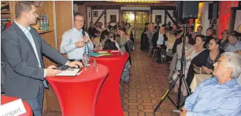  ?? FOTO: MICHAEL HOCHHEUSER ?? Viele Interessie­rte kamen zur Podiumsdis­kussion mit den Frittlinge­r Bürgermeis­ter-Kanidaten Erich Lafera (links) und Dominik Butz.