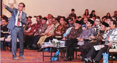  ?? FRIZAL/JAWA POS ?? INSPIRATIF: Hermawan Kartajaya (kiri) membagikan resep pengembang­an bisnis di ajang Indonesia Marketeer Festival 2018 Surabaya kemarin.