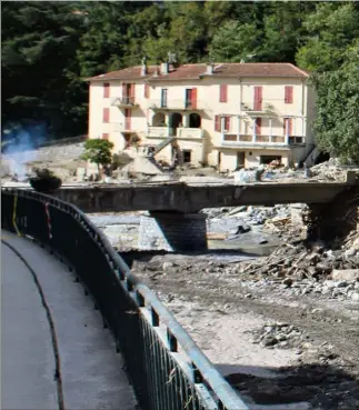  ??  ?? Le pont Charabot le  octobre dernier,  jours après le passage d’Alex.