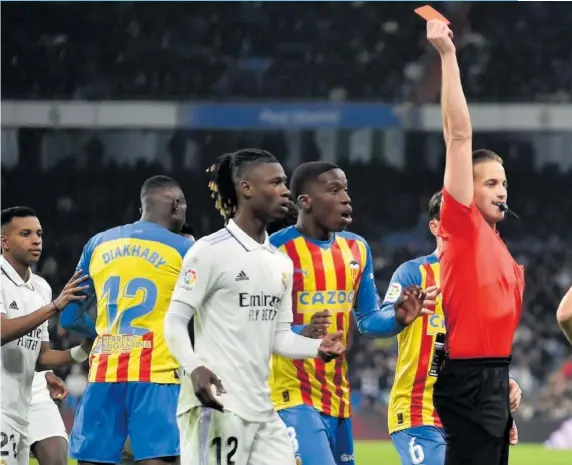  ?? ?? Momento en el que Alberola Rojas le saca la tarjeta roja a Gabriel Paulista tras su alevosa y violenta entrada a Vinicius.