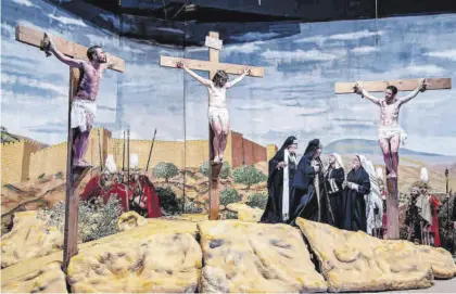  ?? CHEMA G. MÁRMOL ?? Crucifixió­n Jesús de Nazaret pronuncia las «Siete Palabras» pendiente de la cruz, entre los dos ladrones. ▷