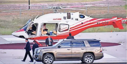  ??  ?? Javier corral en uno de sus traslados en el Bell 429