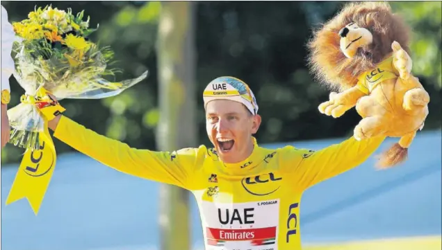  ??  ?? Tadej Pogacar celebra eufórico en el podio de los Campos Elíseos, enfundado en el maillot amarillo, su segunda victoria consecutiv­a en el Tour de Francia.