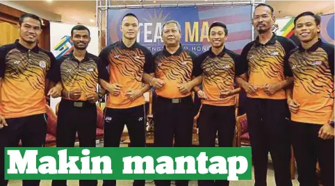  ??  ?? POAD (dua dari kanan) bersama Nixson, (kiri), Jonathan (tiga dari kiri), Khairul Hafiz (tiga dari kanan) dan Badrul Hisyam (kanan).